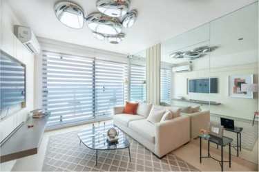 Swimming pool with lounge chairs and gardens in the social area of Parterre Panama Pacifico