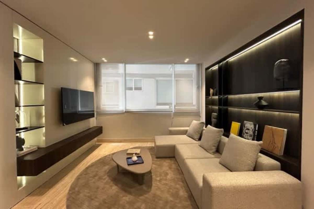 Dining room with floor to ceiling windows and Pacific Ocean views in The Point Punta Paitilla luxury condo