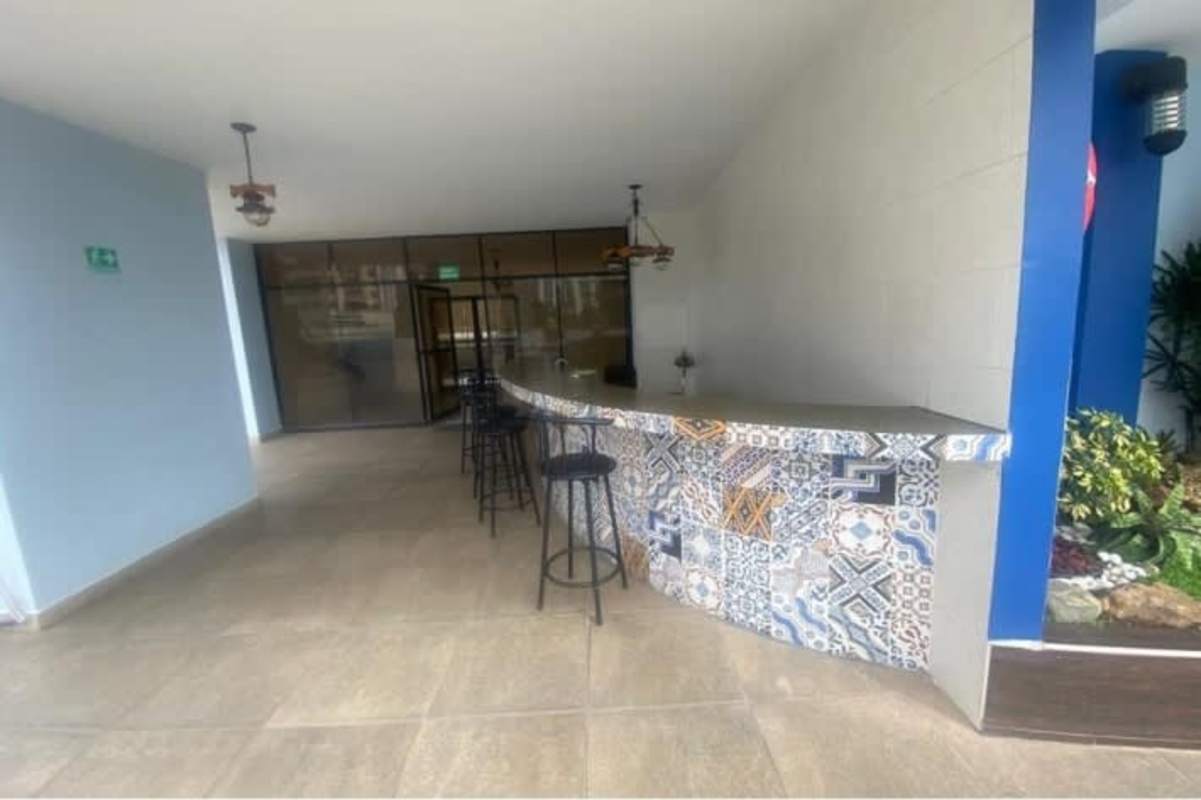 Outdoor swimming pool sun loungers city views PH Terrazas del Cangrejo El Cangrejo Panama City