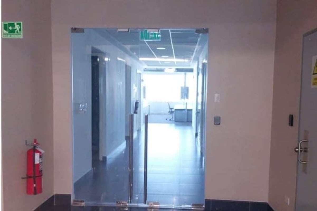 Meeting rooms with glass partitions inside Torre de las Américas office for rent Panama