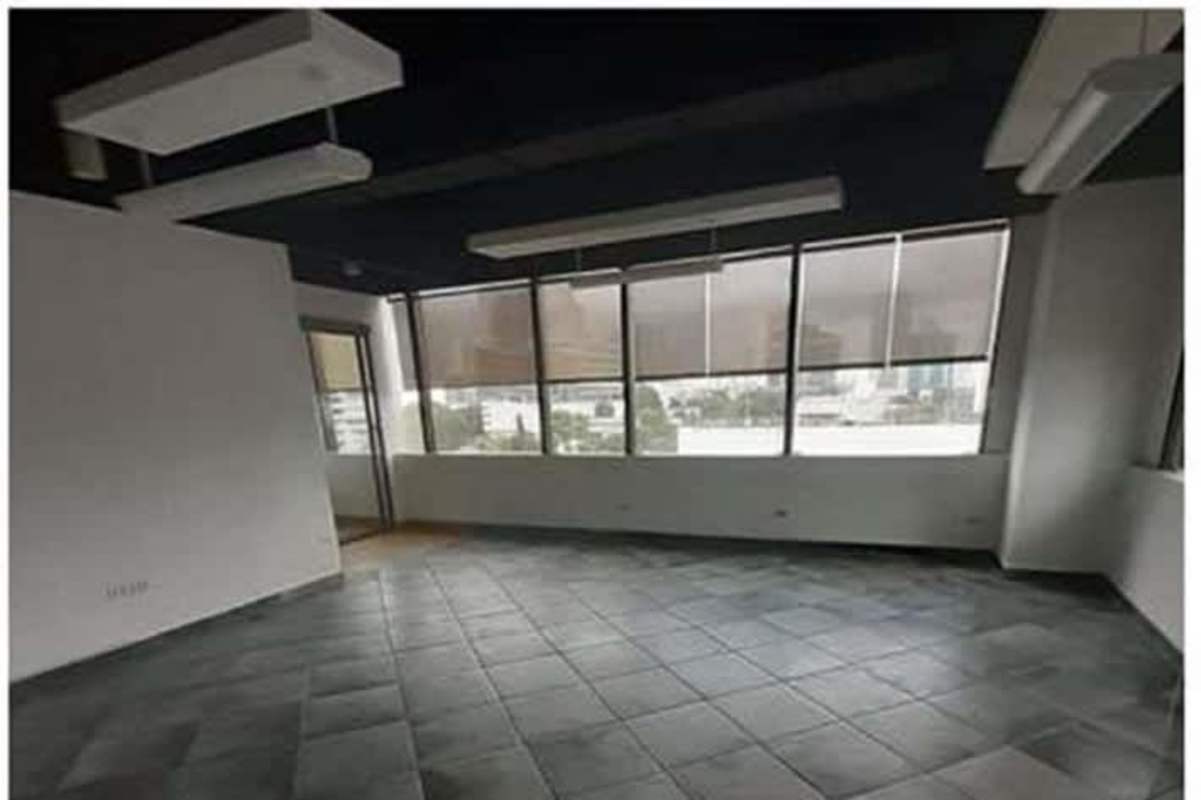 Large open plan office space with windows in Plaza Credicorp Bank Panama for rent