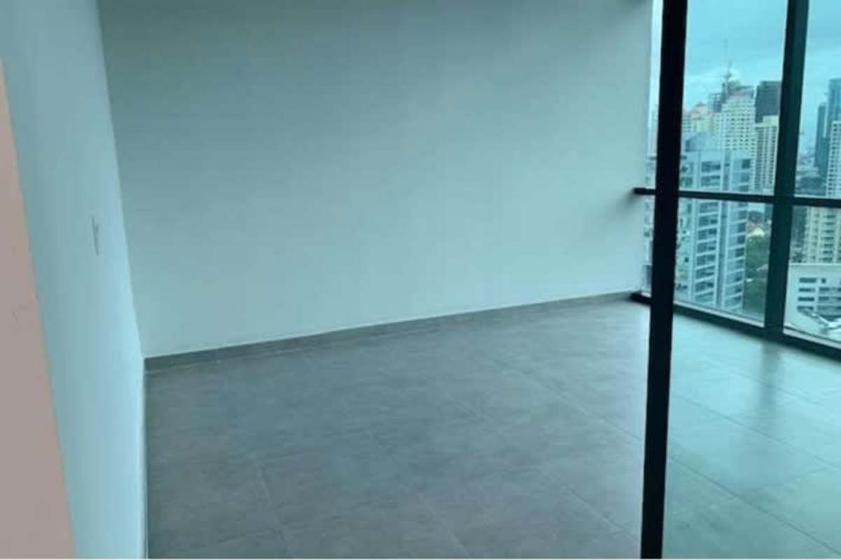 Spectacular skyline views through floor to ceiling windows at Tower Bank Calle 50 office