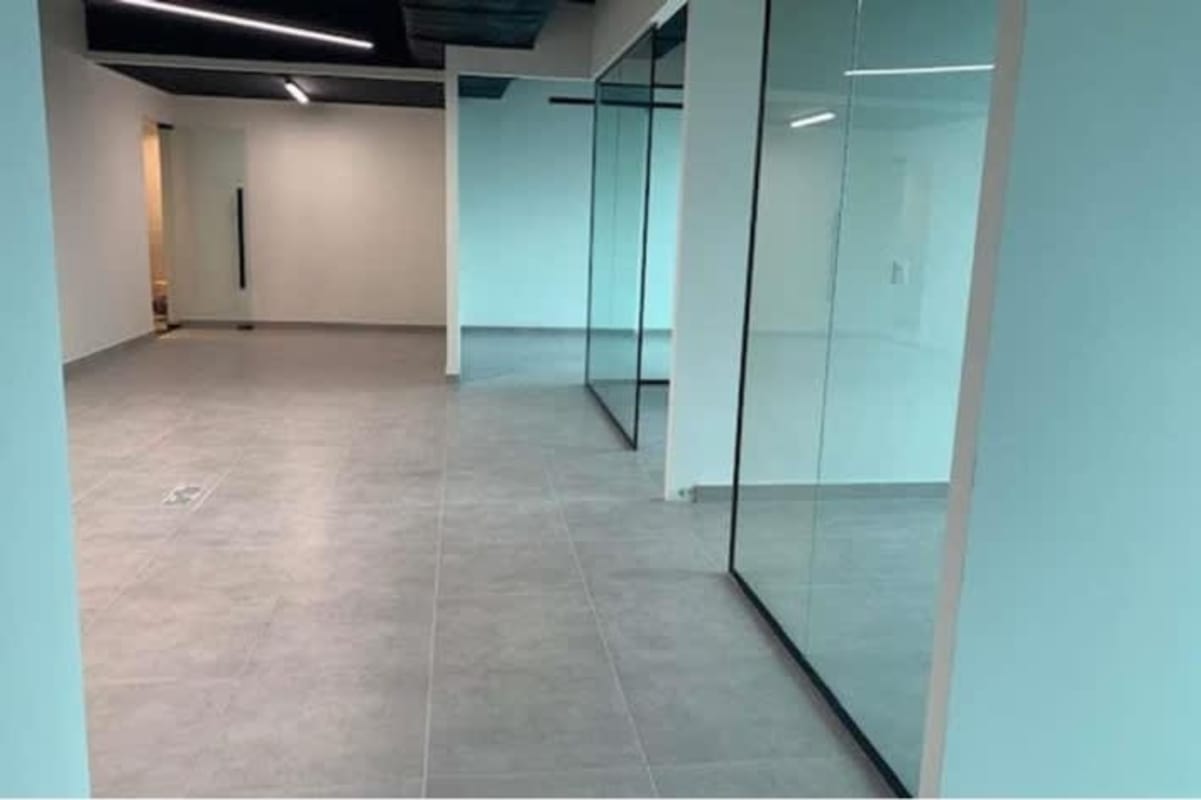 Reception area inside office suite at PH Tower Bank Calle 50 with glass partitions