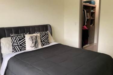 Modern bedroom with walk-in closet and gray decor PH Woodlands Panama Pacifico