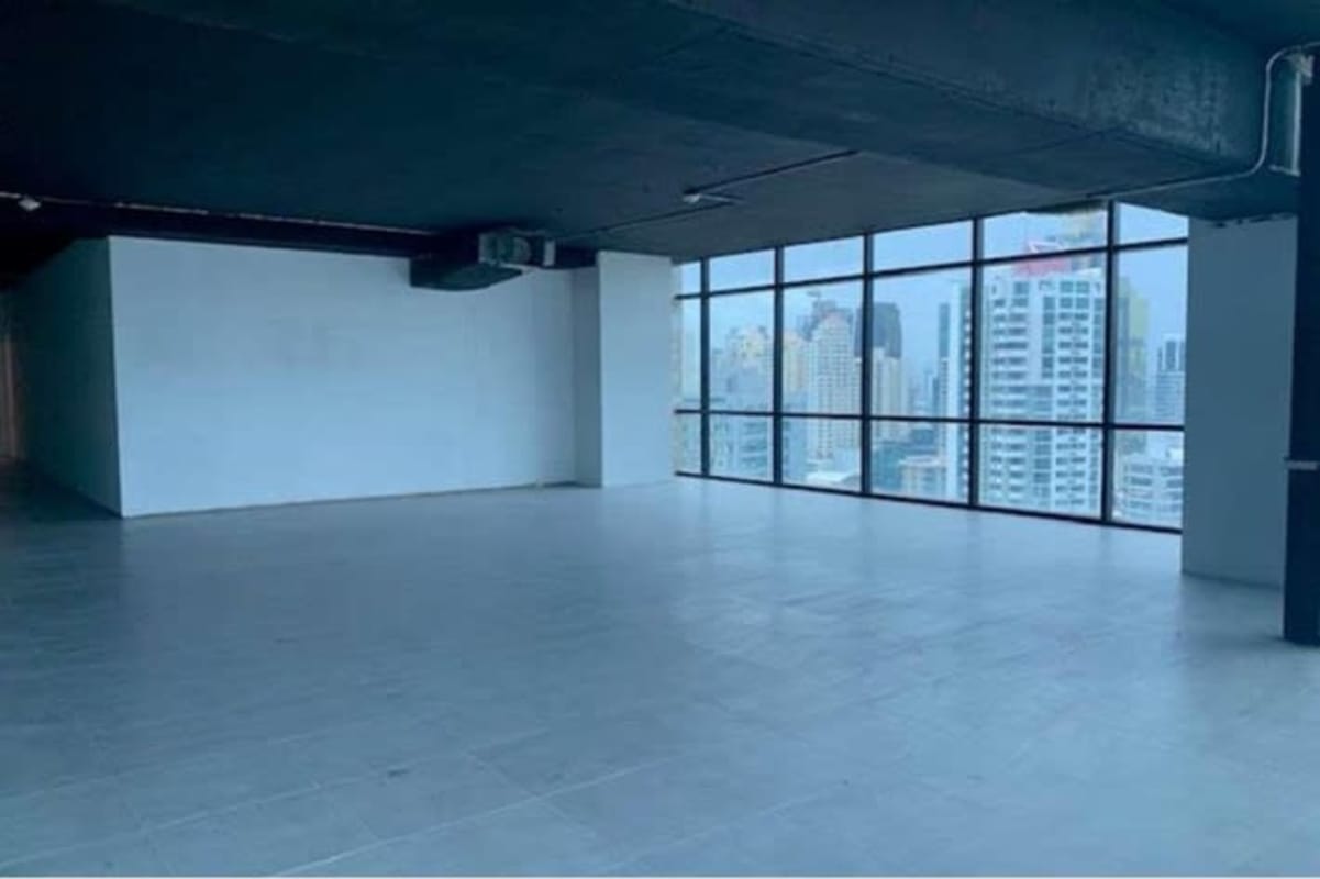 Spacious empty office floor for rent in Tower Bank Panama City Calle 50 skyline