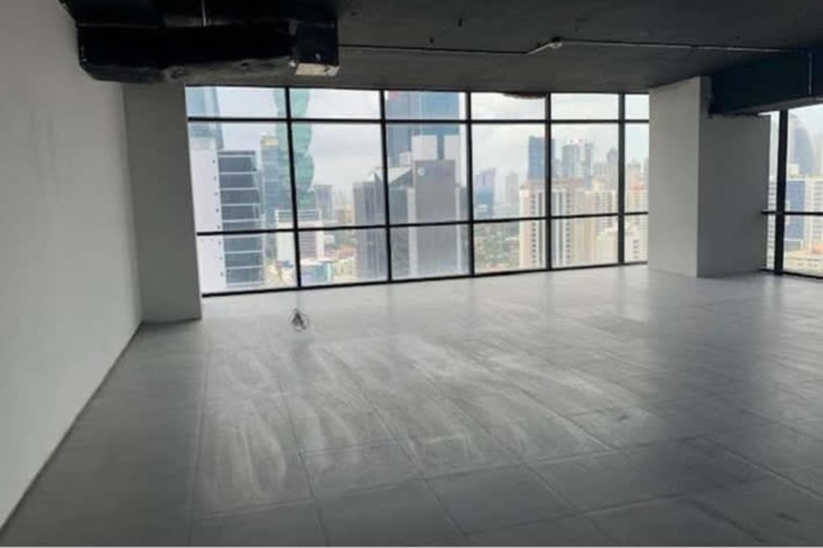 Spacious corporate office for rent in Tower Bank Calle 50 Panama City with panoramic windows