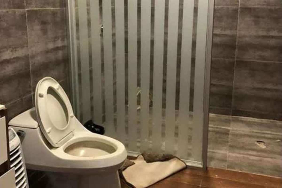 Modern bathroom with glass shower, toilet and tiled walls at Parque Industrial Costa del Este