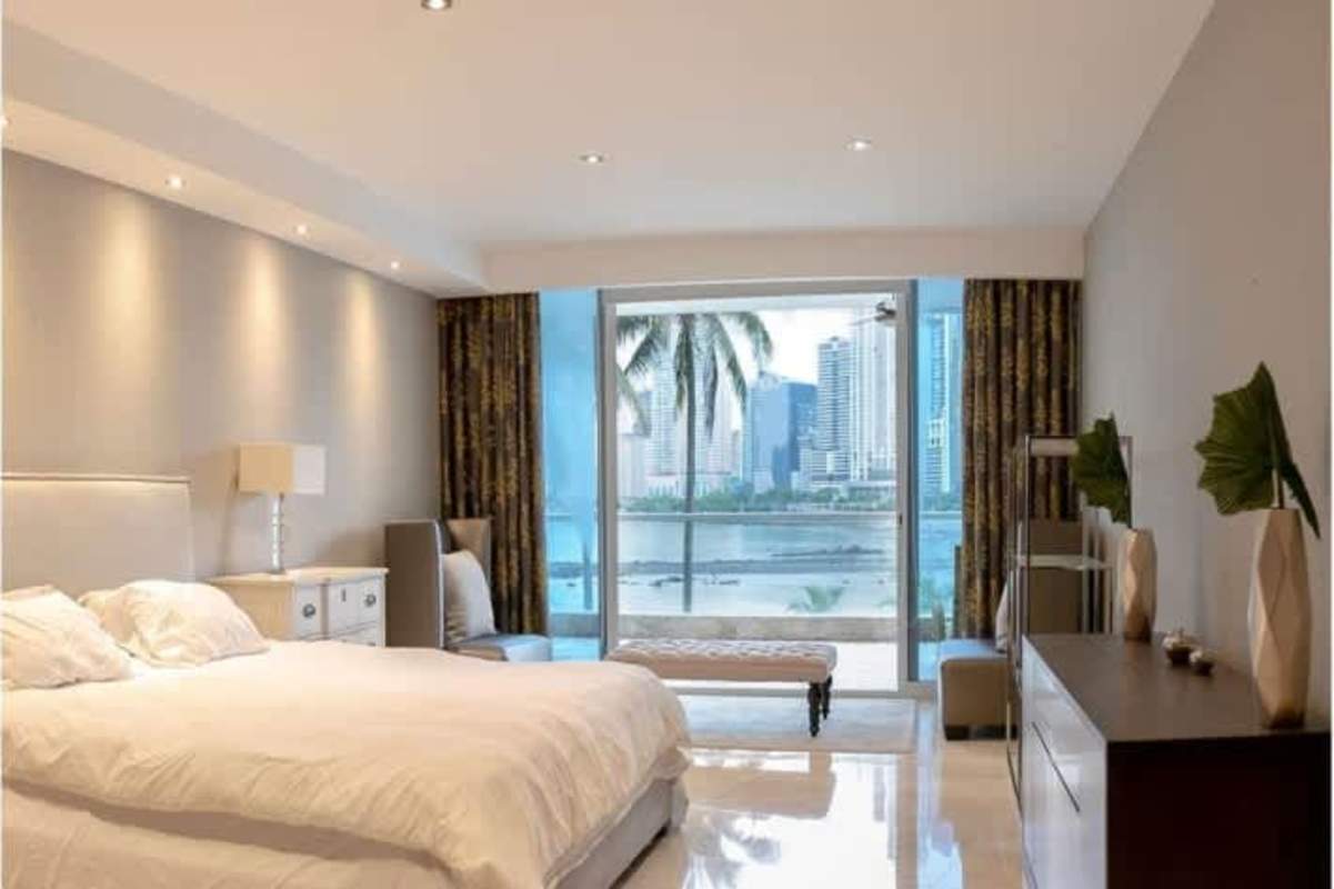 Guest bedroom with panoramic city views in PH Miradores Punta Paitilla Panama City