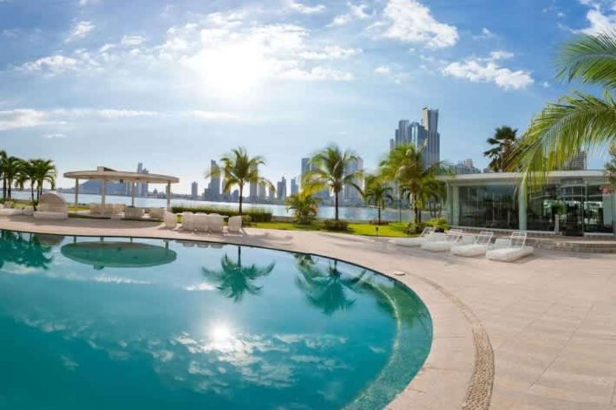 Infinity pool with palm trees and ocean views at PH Miradores Punta Paitilla Panama