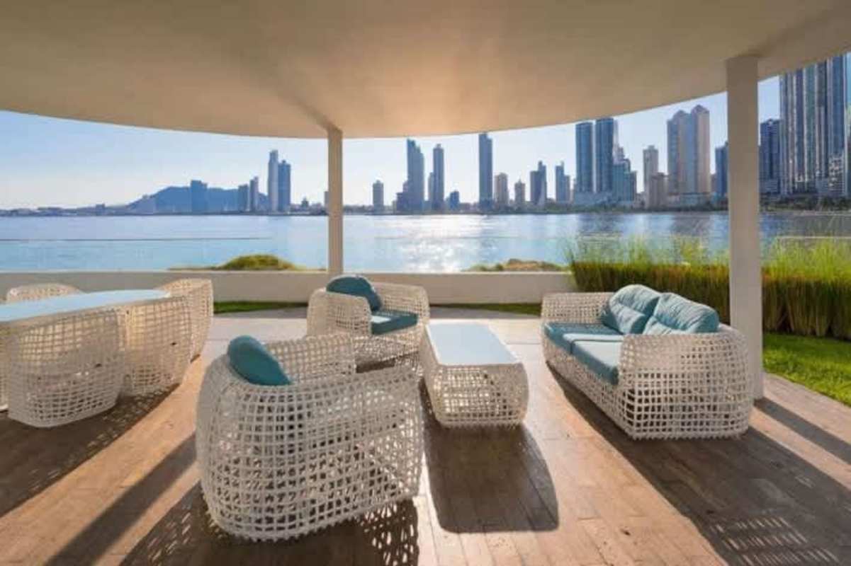 Modern luxury condo entrance lobby with marble floors and concierge at PH Miradores Paitilla, Panama