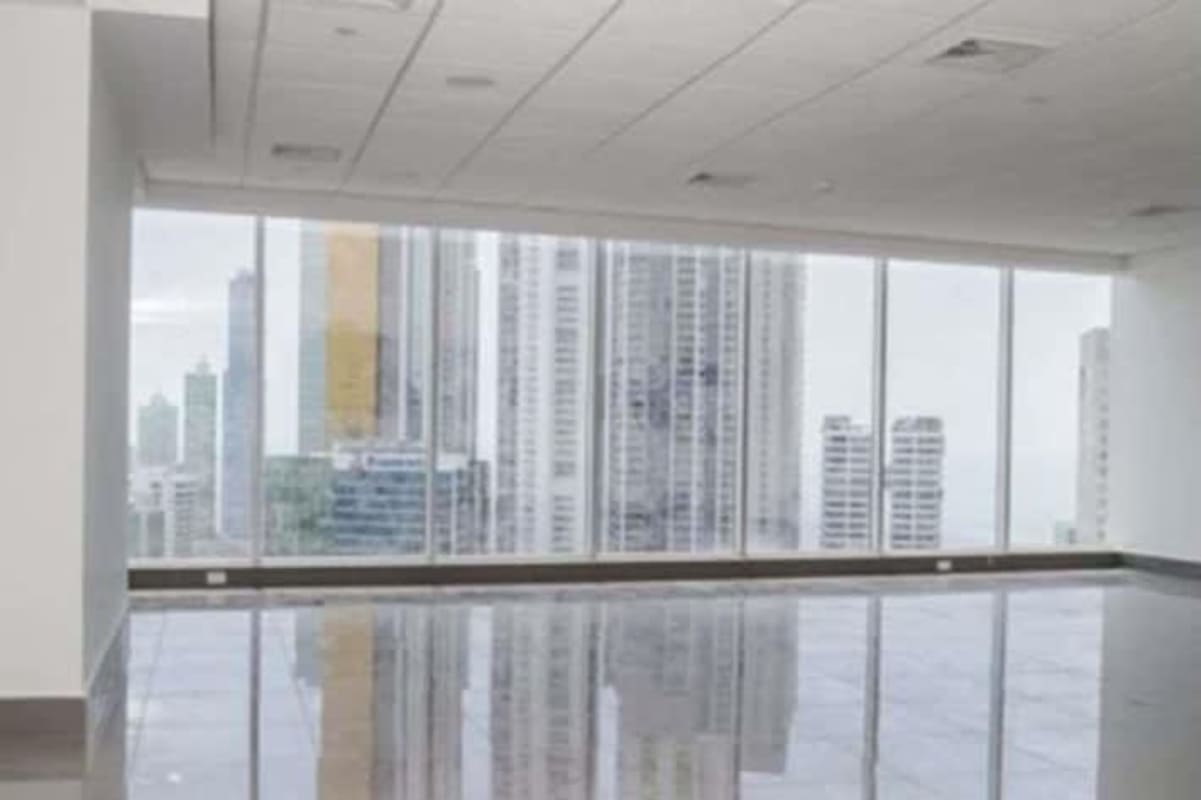 Open-plan commercial office floor in Evolution Tower Calle 50 Obarrio Panama