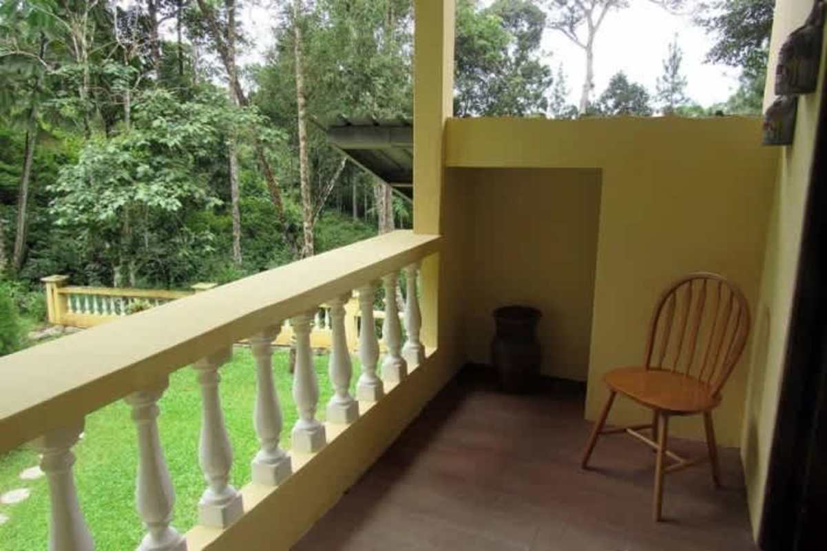 Bright living room with vaulted wood ceilings and large windows house for sale in Altos de Cerro Azul