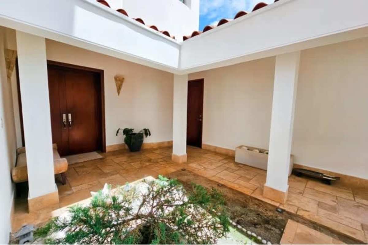 Modern gourmet kitchen granite countertops villa Fairway Estates Santa María Panama