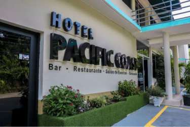 Second outdoor pool and tropical garden in Pacific Coast Hotel Veracruz Panama Oeste