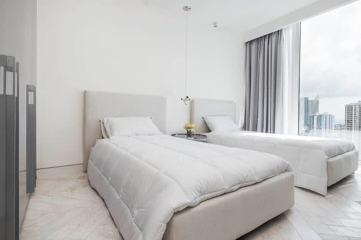 Twin bed guest room with skyline views Empire Residences Obarrio Panama