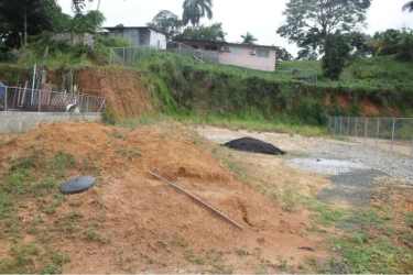 Vacant lot with clear gravel surface and grassy surroundings in Puerto Pilón Colón