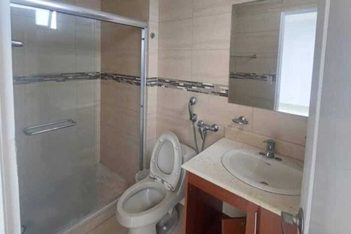 Granite countertop kitchen with wooden cabinets, double sink, extractor hood PH San Francisco Tower Panama