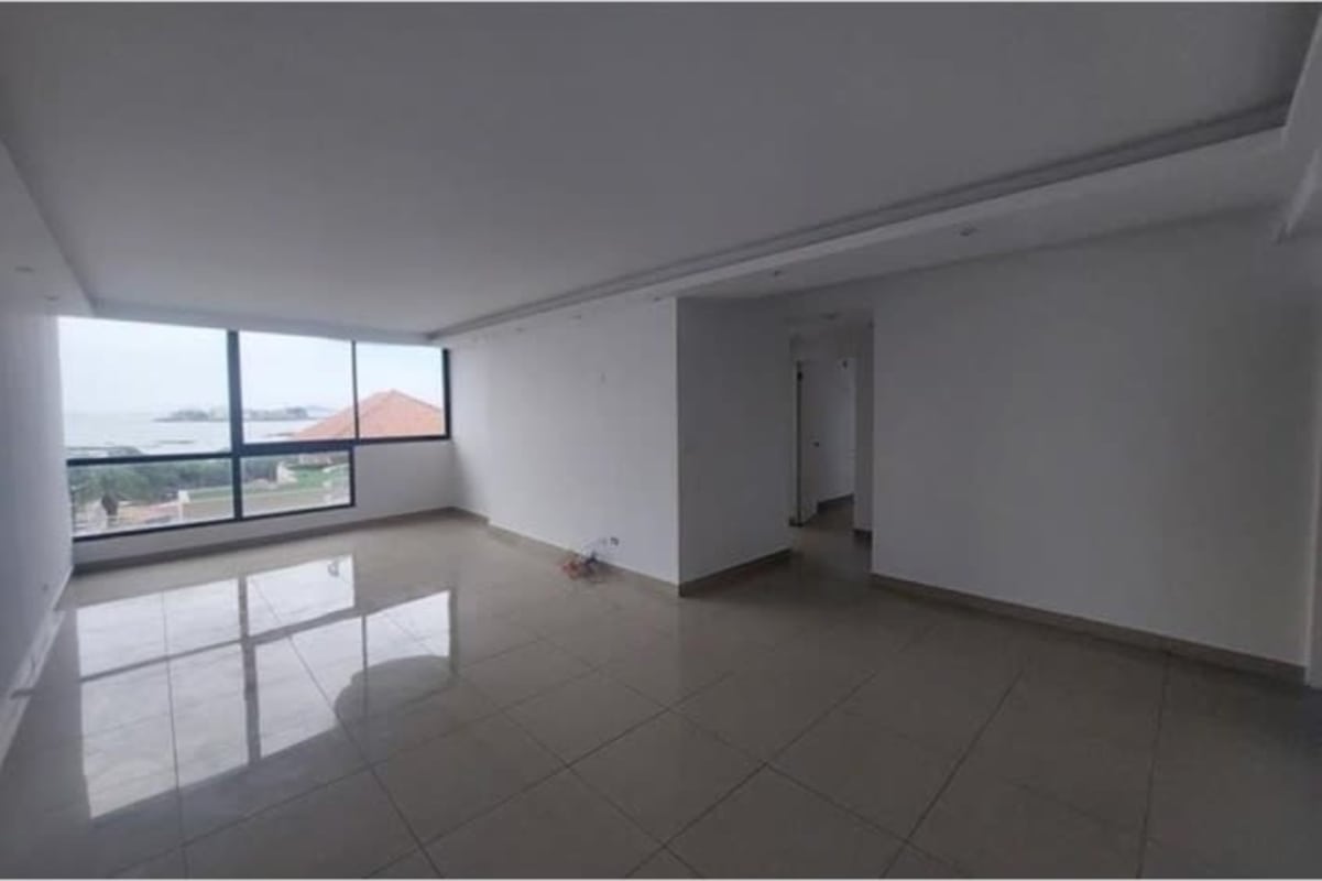 Spacious apartment living room with panoramic windows and glossy tile floors in PH San Francisco Tower Panama City