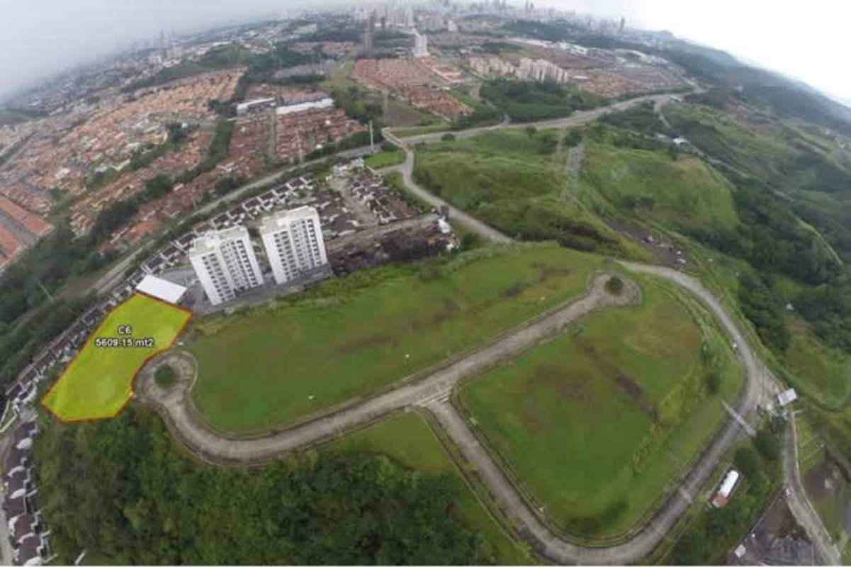 Aerial image of large 4,700m² RM3 zoned land with project approval in Condado del Rey Panama City