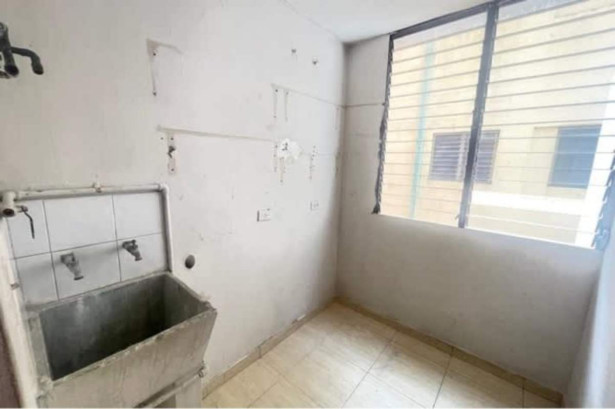 Second bedroom with window and closet tiled floor PH San Francisco Bay Tower Panama City