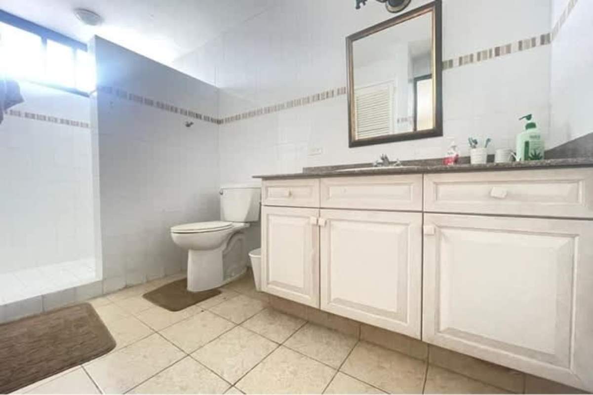 Bright secondary bedroom with AC and closet in PH Waterfront Marbella Panama