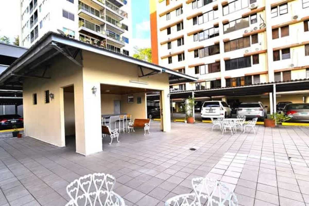 Bedroom with closet, window for natural light in PH Gloriela Apartment Betania Panama