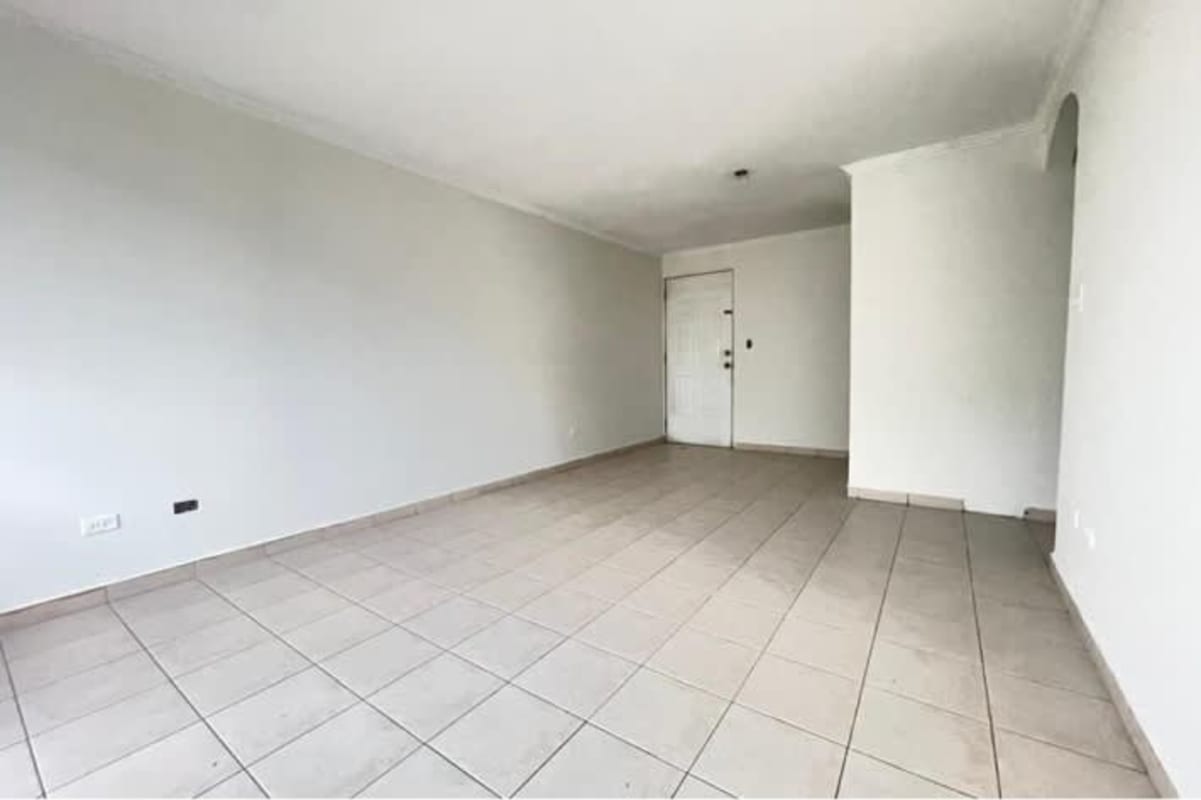 Covered balcony with city view apartment in Río Abajo Panama