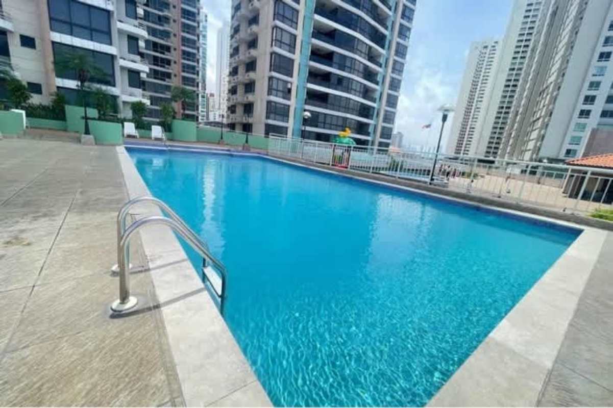 Rooftop recreation area with children's playground and round kiddie pool PH Vía Romana Panama City
