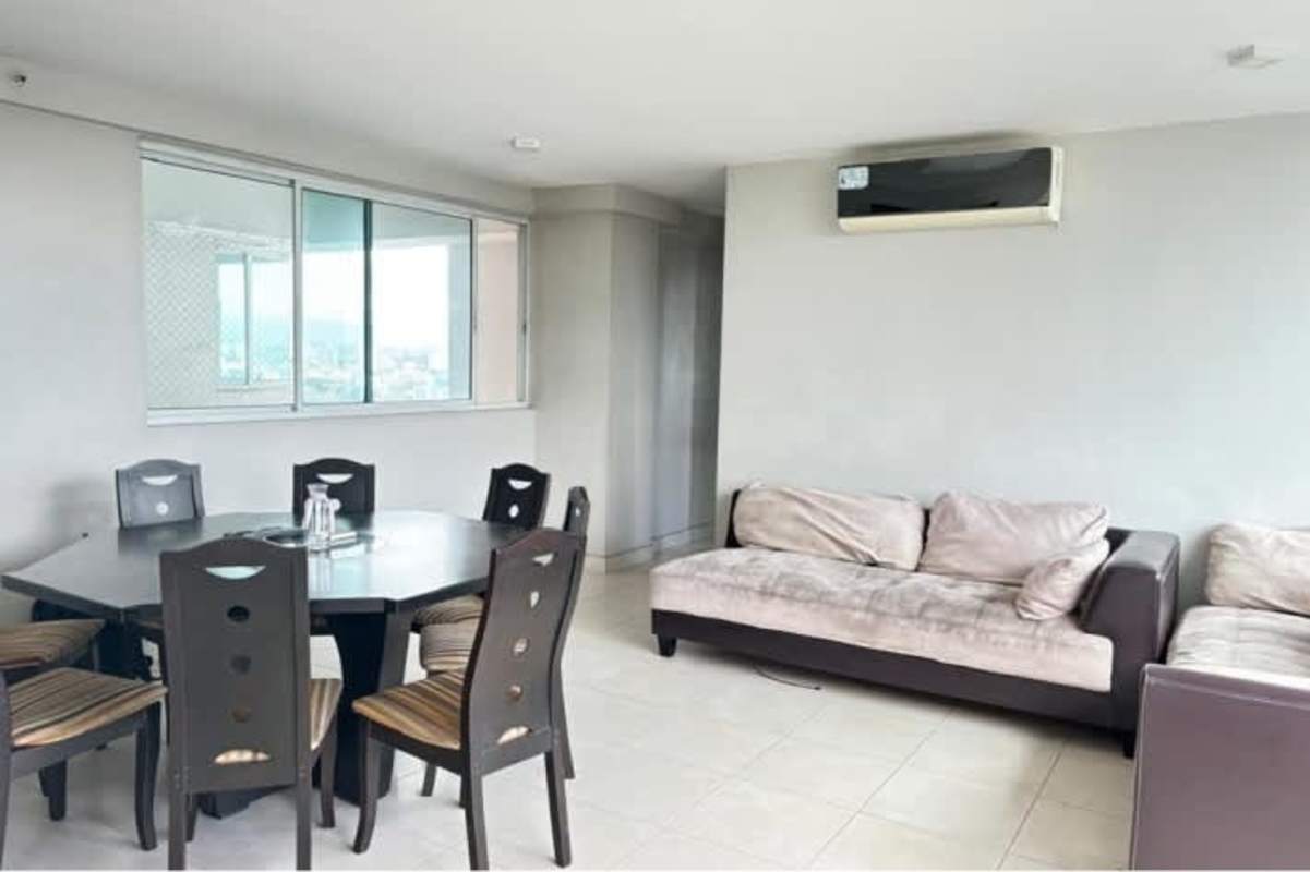 Master bedroom with large window, natural light and closet PH El Mare Edison Park Panama