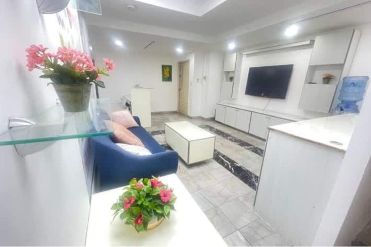 Private workspace areas with glass dividers and marble tile offices in PH BICSA Tower Panama