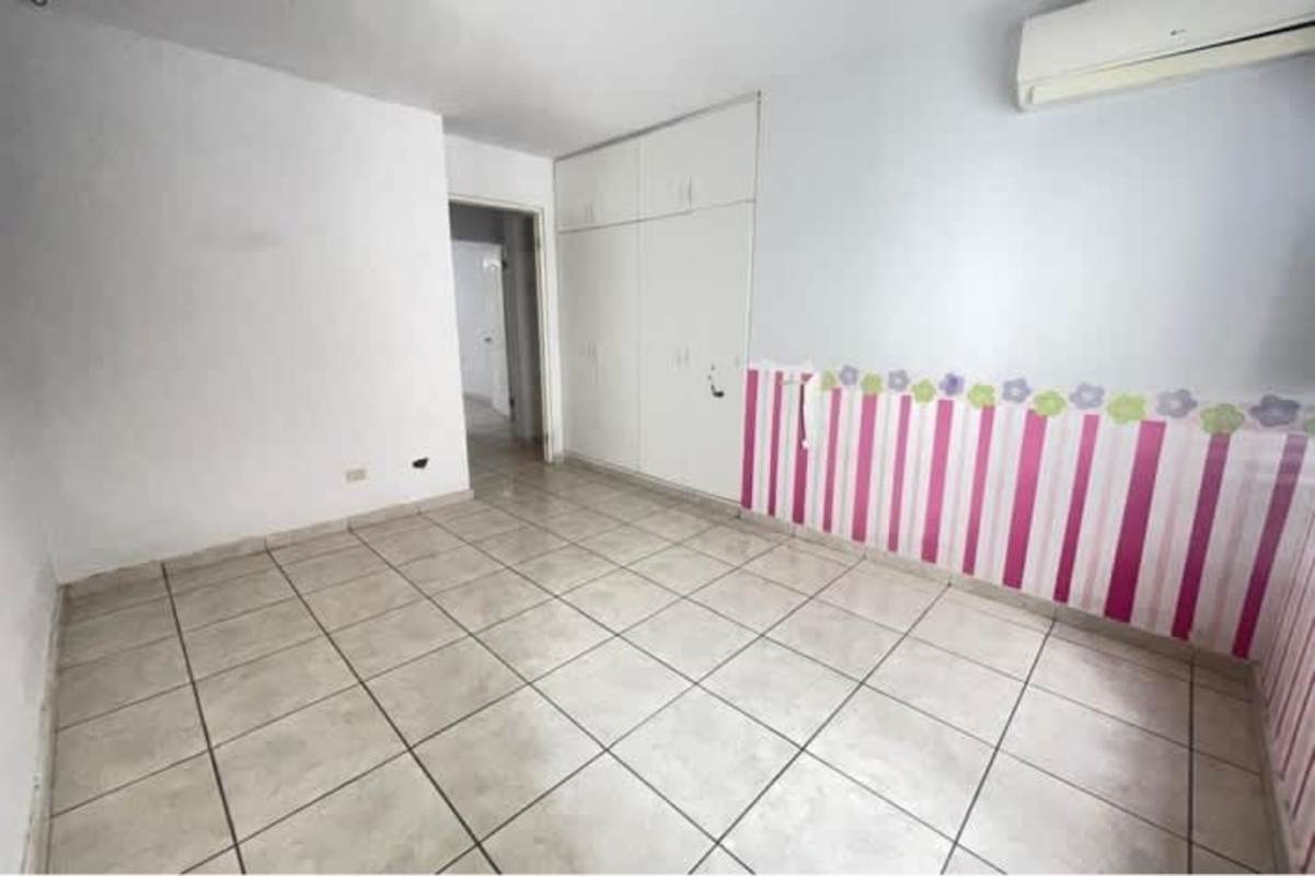 Bedroom with AC, tile floor, closet, striped wallpaper in PH San Francisco Tower Panama