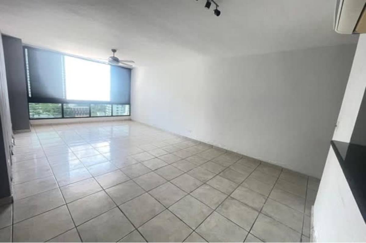 Living room with tiled flooring and large windows PH San Francisco Tower Panama