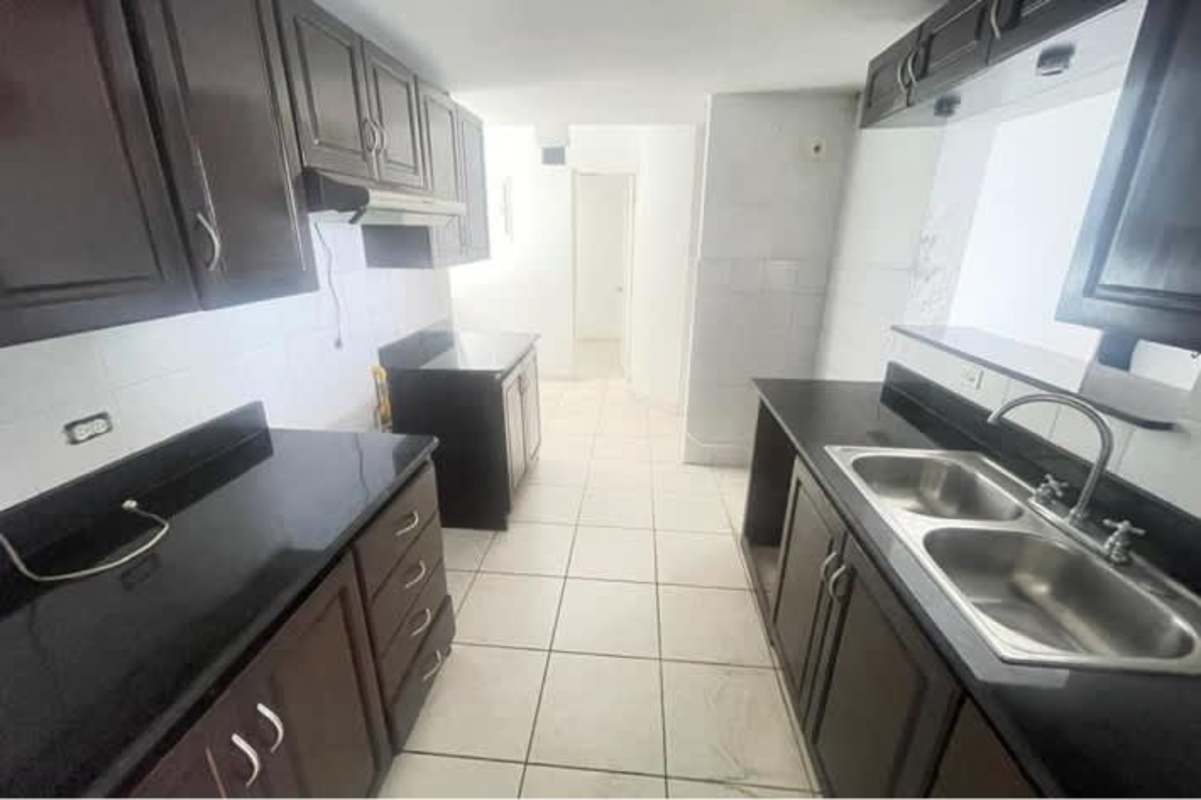 Empty bedroom with ceiling fan and closet PH San Francisco Tower Panama