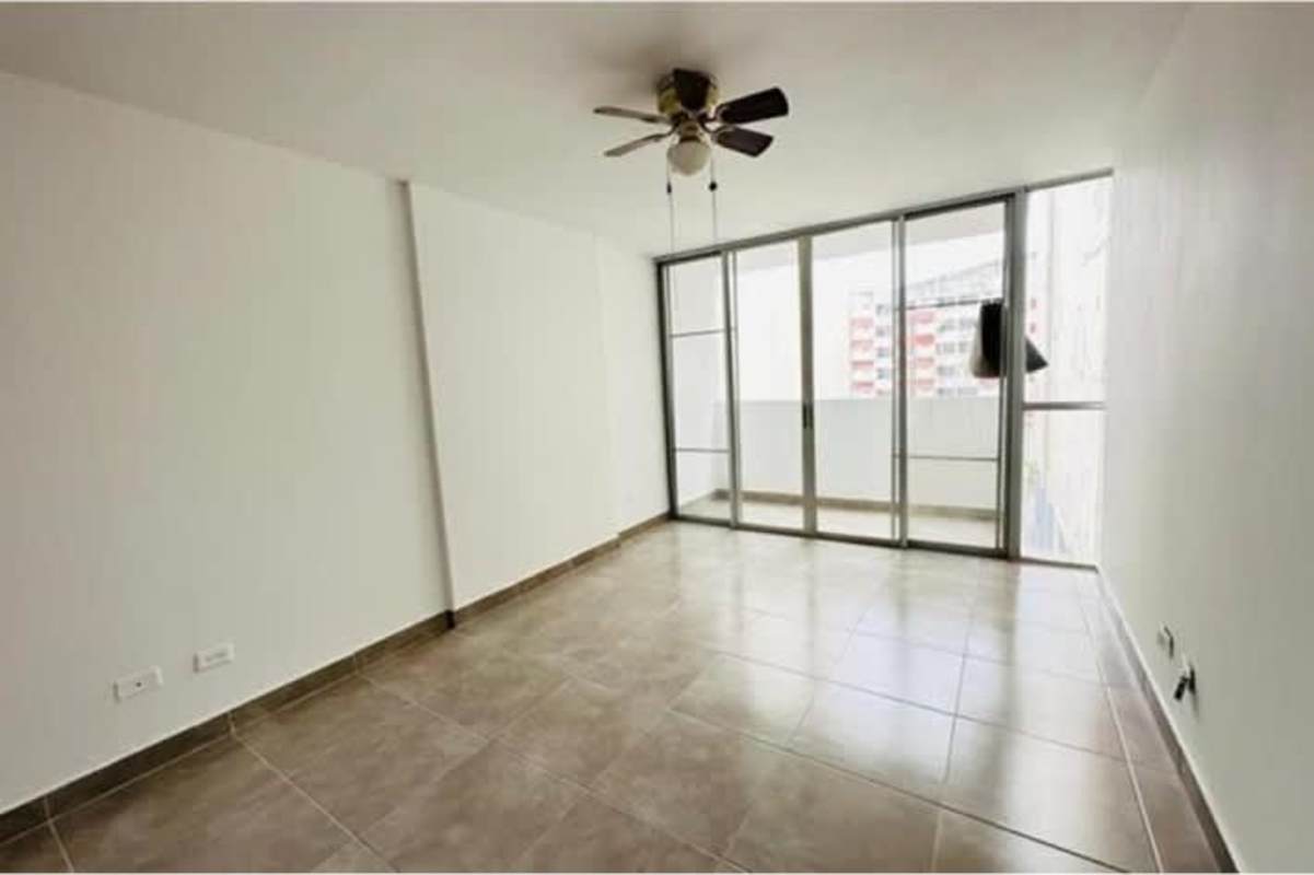 Bedroom with built-in closet and natural light in Juan Díaz Panama City