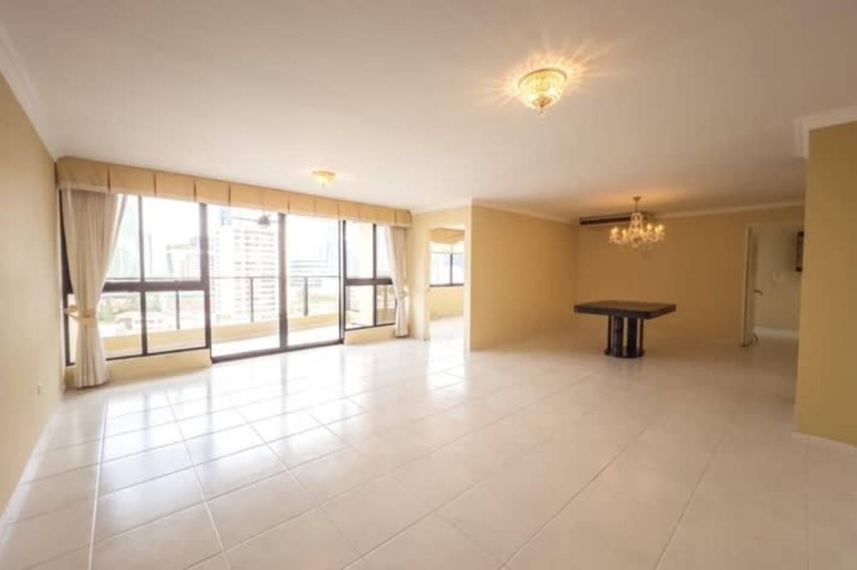 Master bedroom with walk-in closet, ensuite bathroom, large windows PH Park Loft Obarrio Panama City