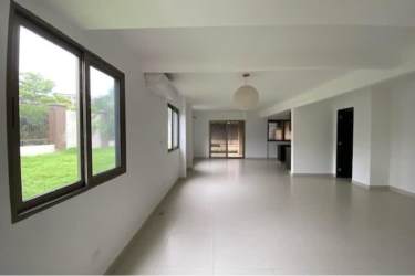 Traditional style kitchen with granite countertops and appliances Woodlands Panama