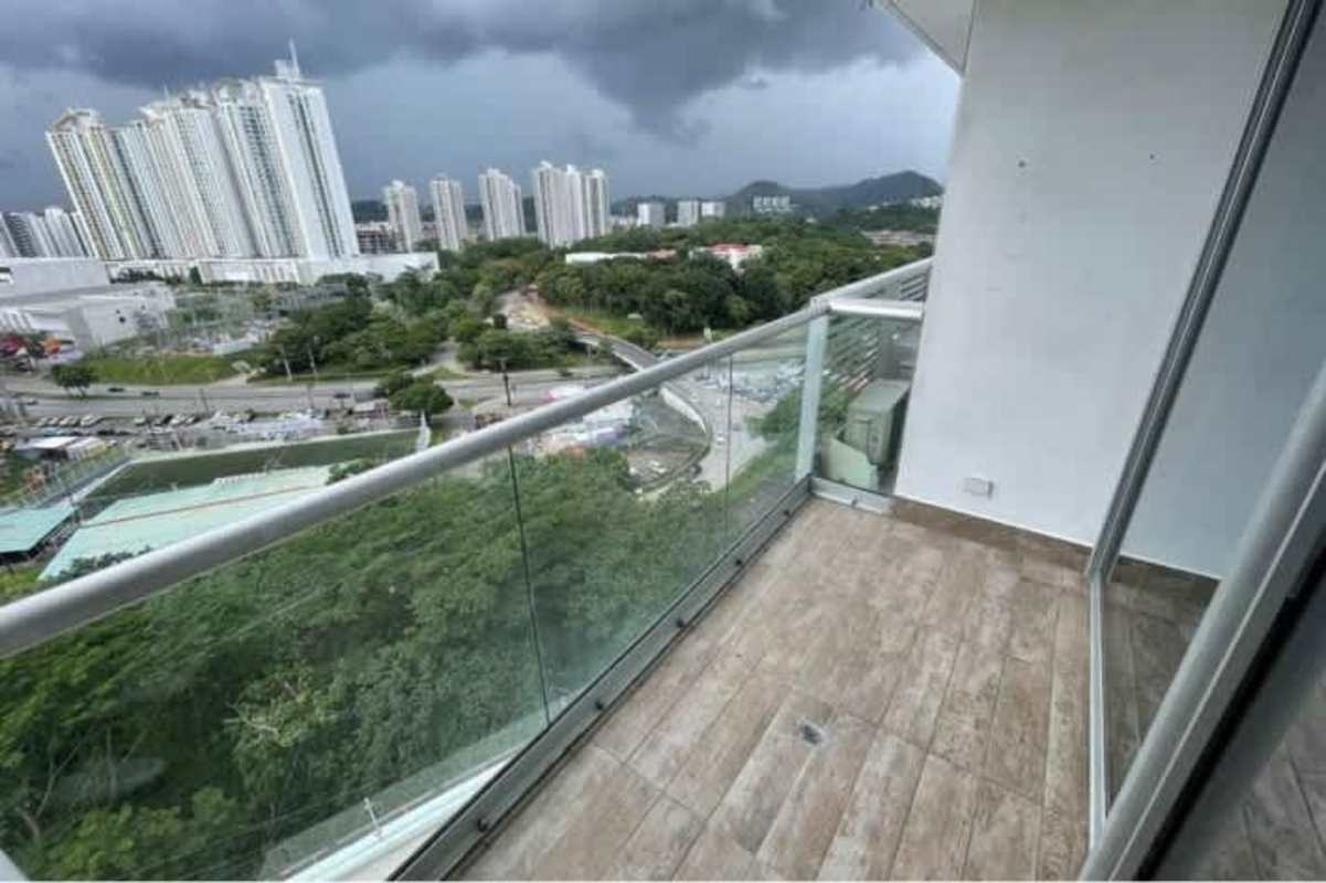Minimalist bedroom with built-in wardrobe and air conditioner PH Sky Point Towers Panama City