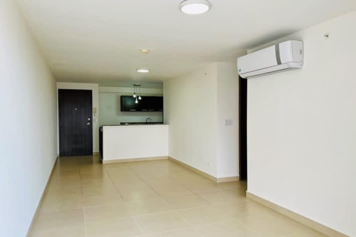 Modern kitchen with granite countertops and breakfast bar PH Spotlight Betania Panama