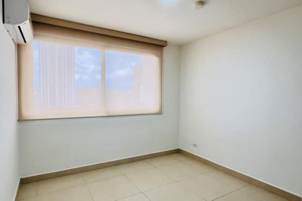 Bedroom with large window and closet in PH Spotlight Betania Panama City