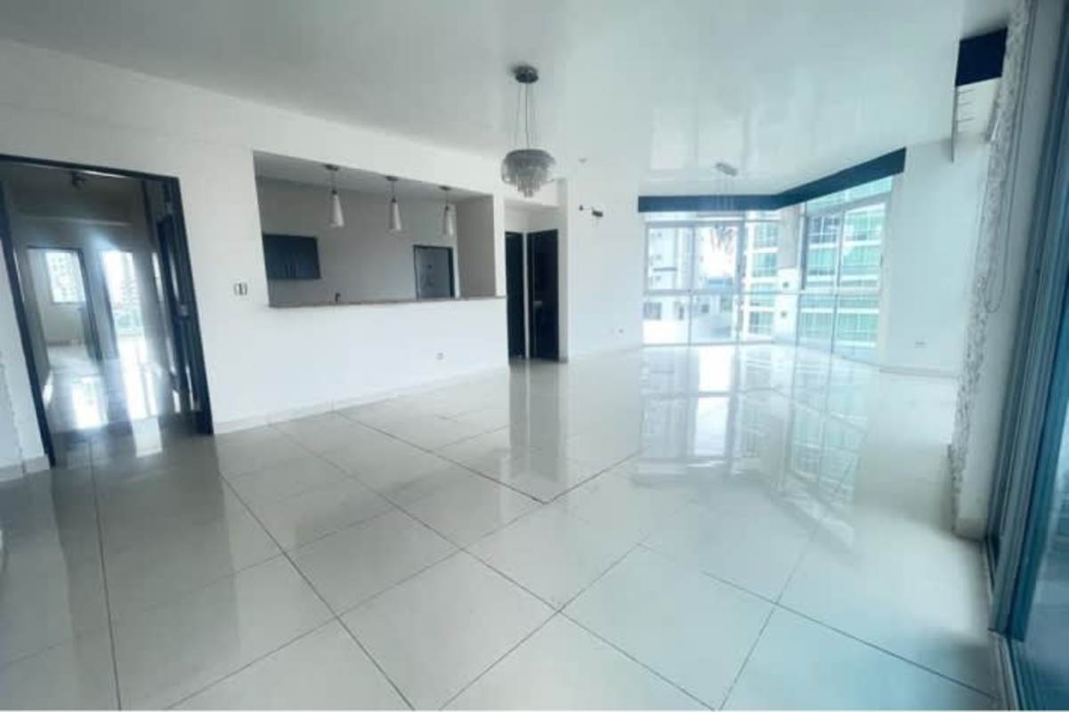 Private balcony overlooking Panama City skyline from PH San Francisco Bay