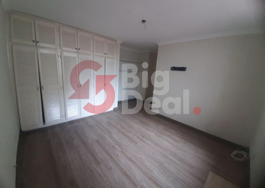 Traditional kitchen with granite countertops and island in PH La Concha, Marbella, Panama City