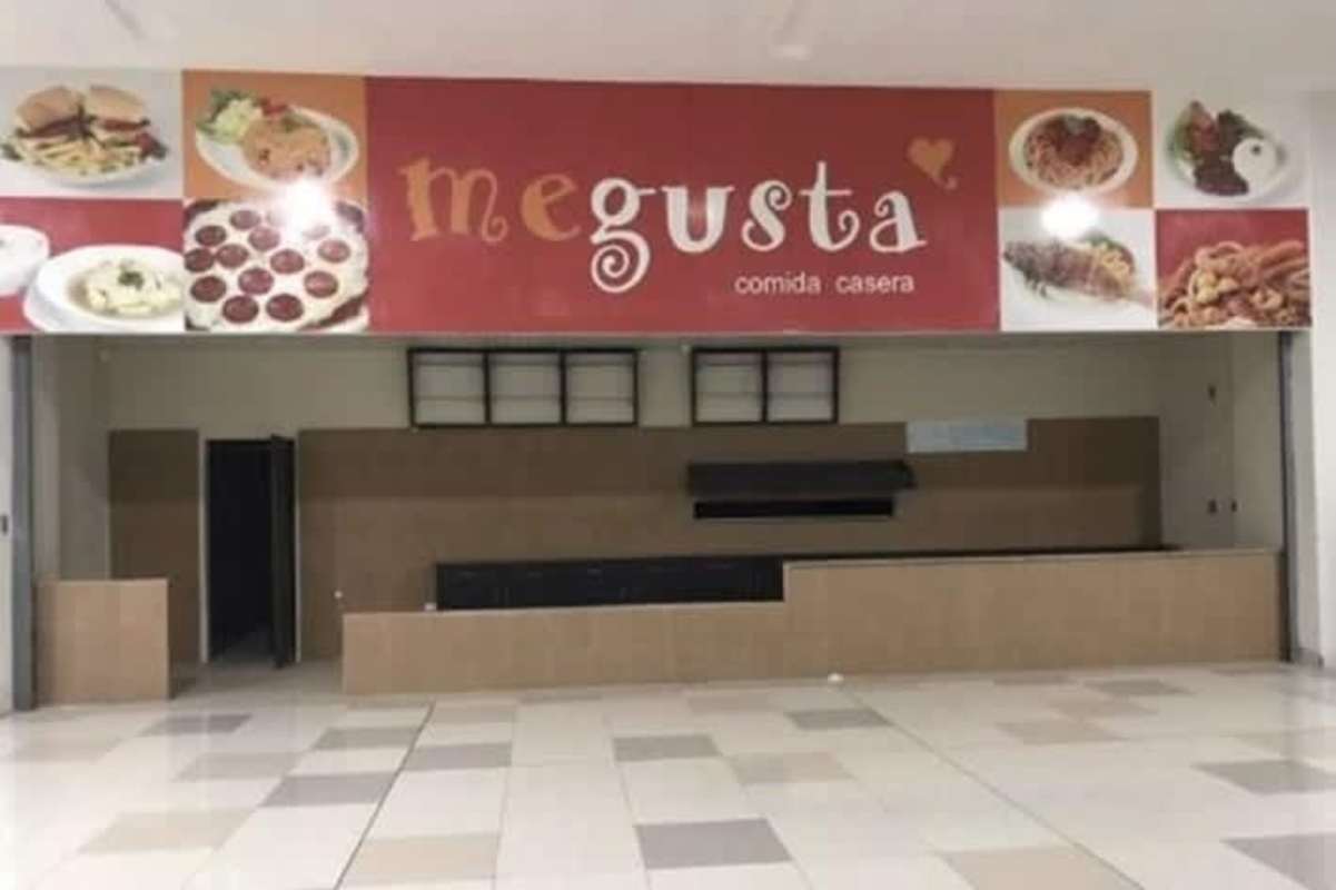 Street view of Crystal Plaza Mall facade with ample parking Juan Díaz Panama