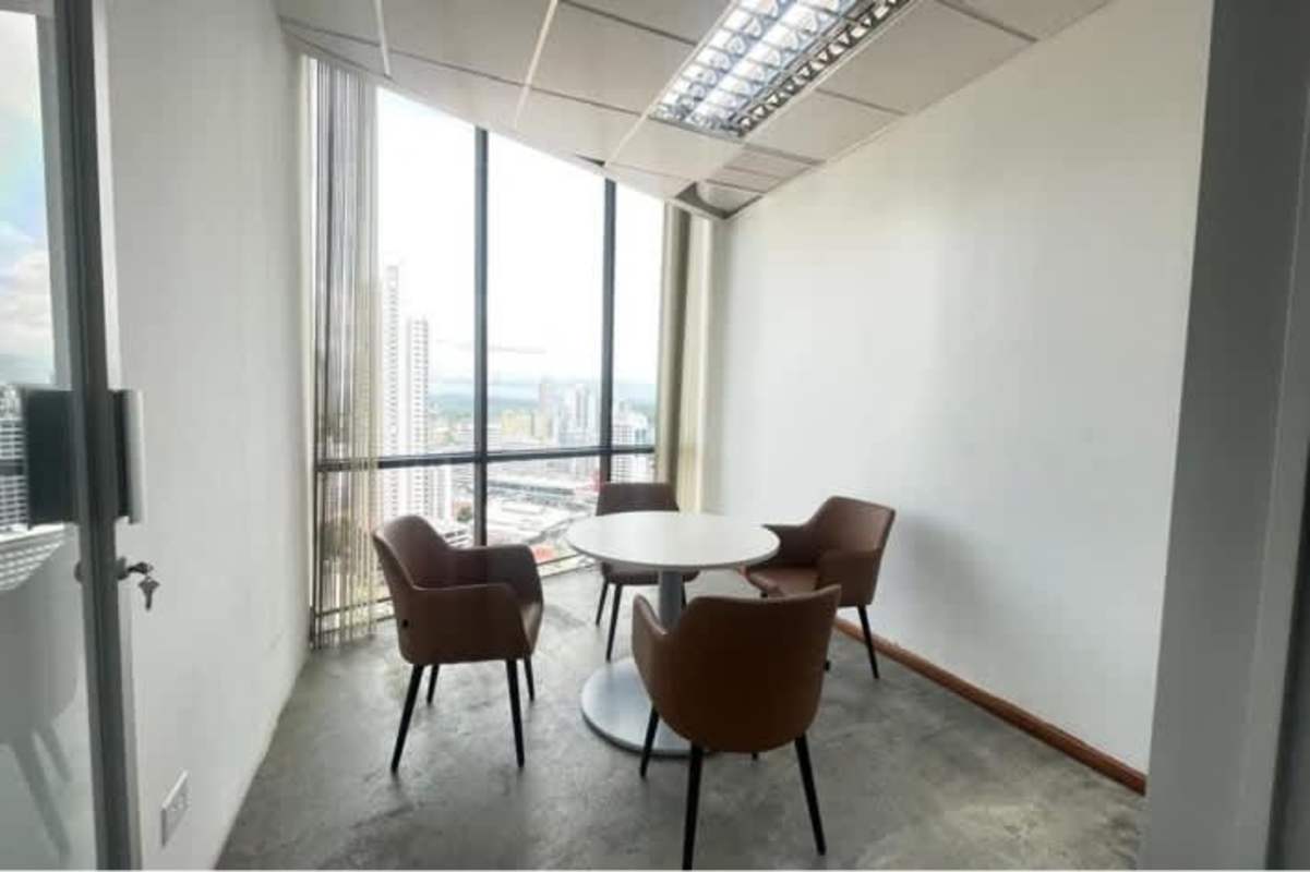 Glass-enclosed modern meeting room with skyline views in PH BICSA Obarrio Panama City