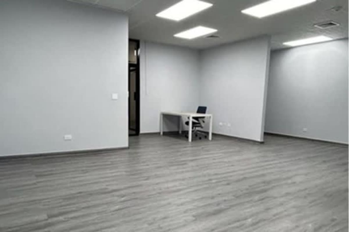 Private office room with glass partitions, white walls inside PH BICSA on Calle 50