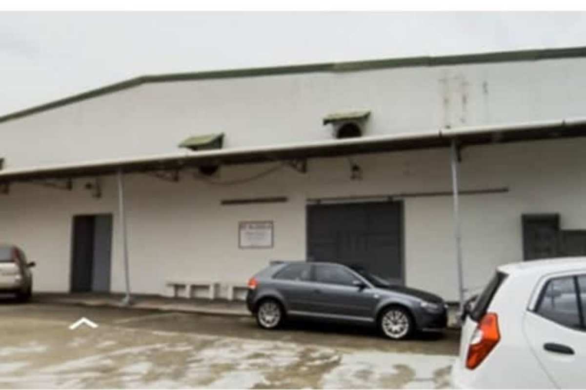 Industrial warehouse exterior with parking area and loading dock, Vista Hermosa Panama