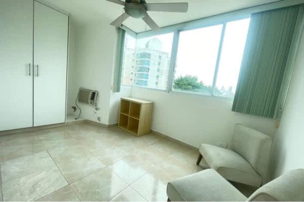 Bedroom with large window, ceiling fan, built-in closet PH Plaza Edison Betania Panama City
