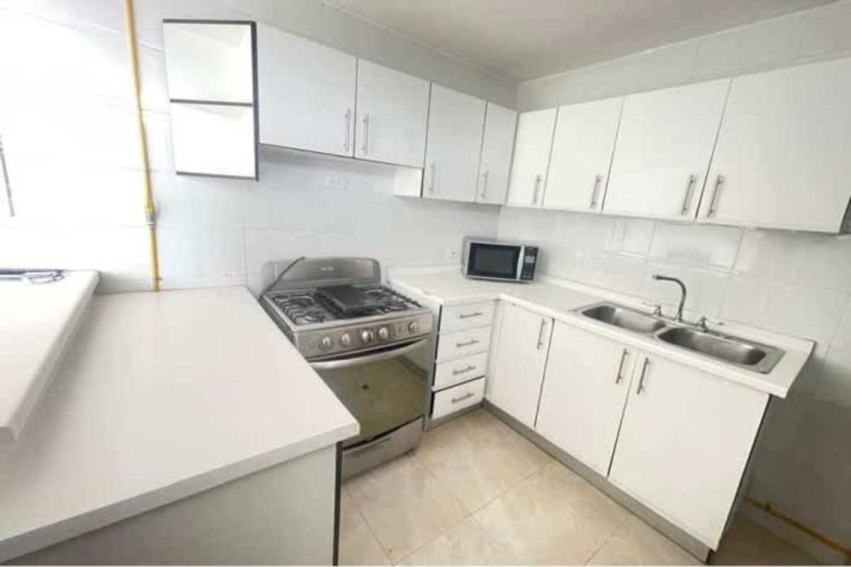 Minimalist hallway with white walls and ceramic tile PH Plaza Edison Panama