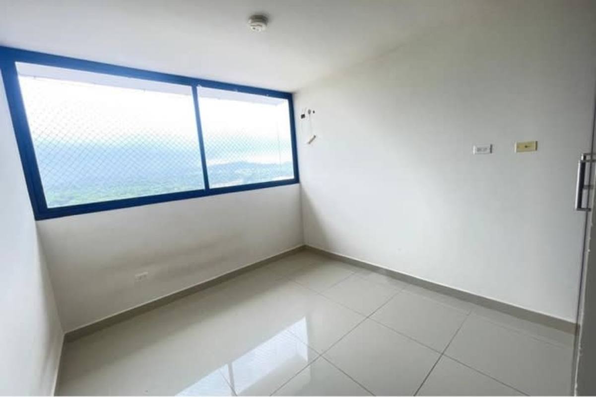 Bedroom with large window offering city views in PH Villa de Las Fuentes Betania Panama