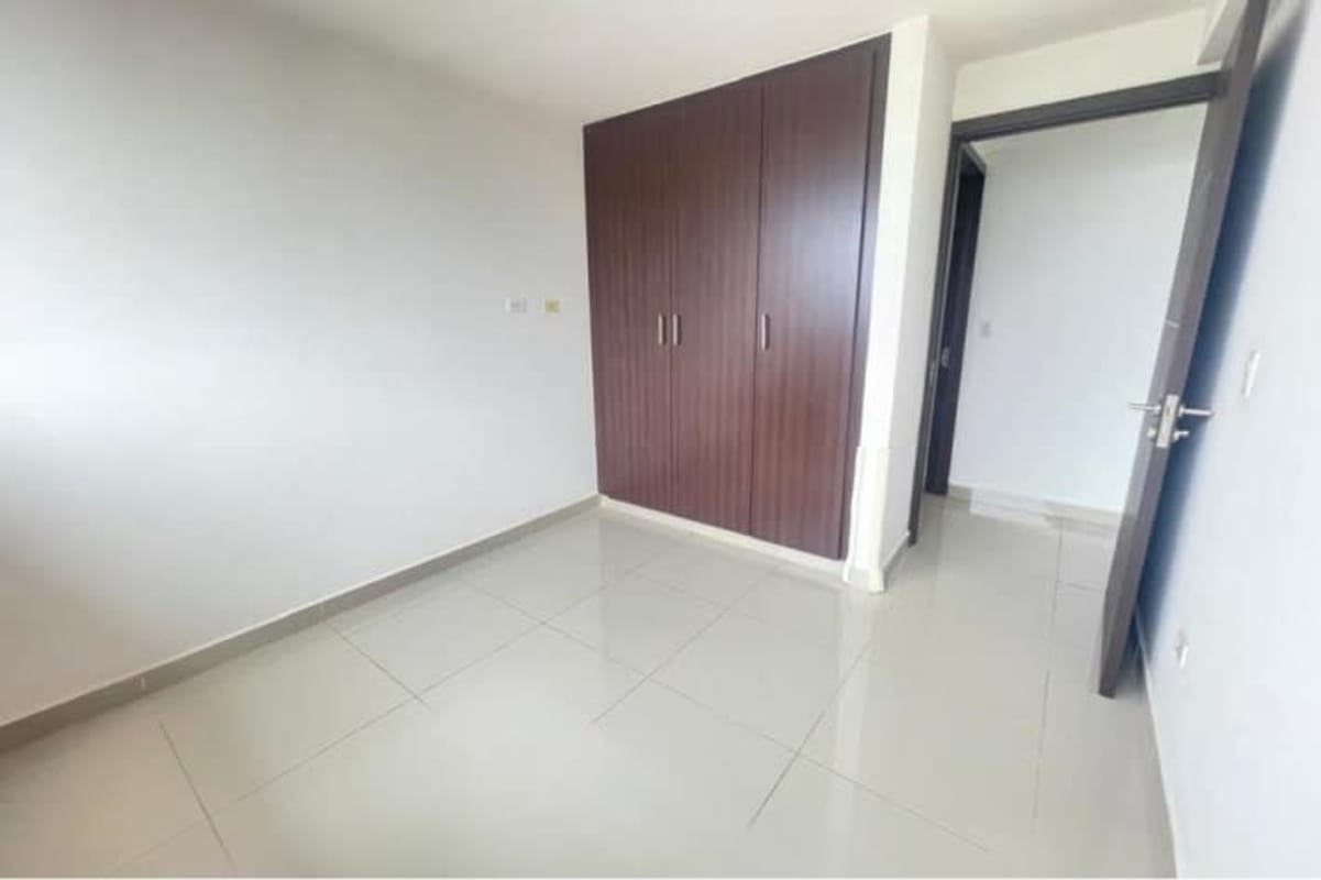 Bedroom with built-in wardrobe and tiled floor in PH Villa de Las Fuentes Betania Panama