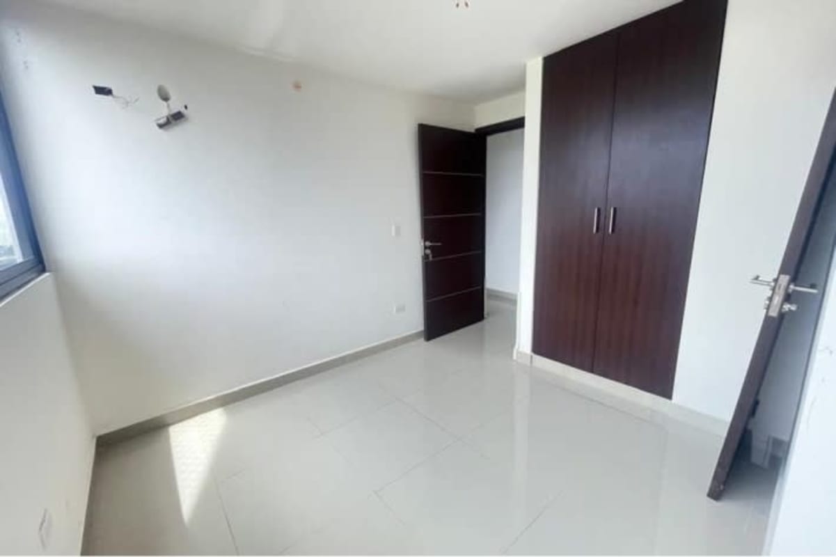 Minimalist empty bedroom with built-in wardrobe in PH Villa de Las Fuentes Panama